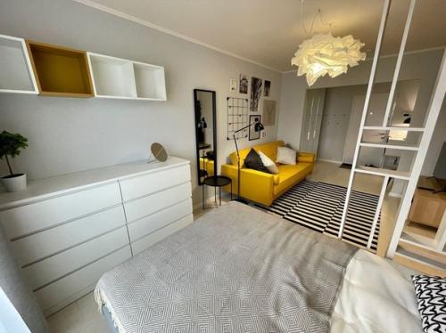 Свежий и яркий дизайн квартиры, где большинство вещей в интерьере куплены в одном магазине, как вы думаете, в каком. 04