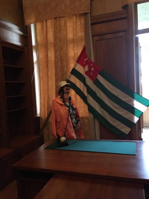 Дача расположена повыше над уровнем моря, утопает в зелени, чтобы не видно было их с берега. 04