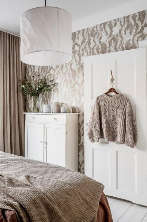 Скандинавская квартира, оформленная в мягких оттенках, но с активными обоями и зелёными стульями. 06