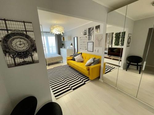 Свежий и яркий дизайн квартиры, где большинство вещей в интерьере куплены в одном магазине, как вы думаете, в каком. 02