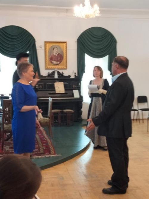 В гостиной усадьбы Березиных состоялся бал, приуроченный к 35-летию свадьбы Валерия и Светланы. 02