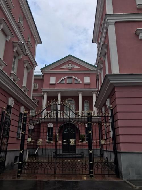 В дождливую субботу решили пройтись по музеям. 01