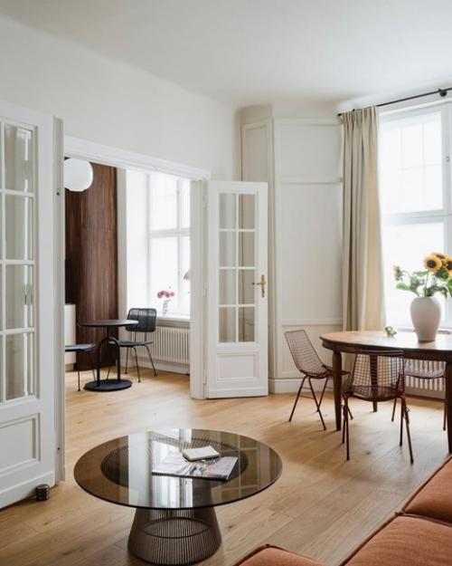 Дизайнер марта храпка в своем проекте объединила монохромные черно-белые оттенки с теплыми элементами светлого и темного дерева. 01