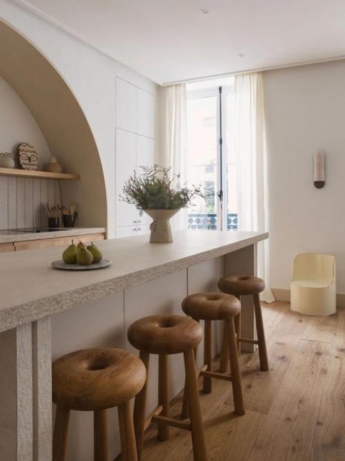 С 2017 года Эммануэль Симон творит интерьеры, где ар - деко встречается с ваби - саби. 02