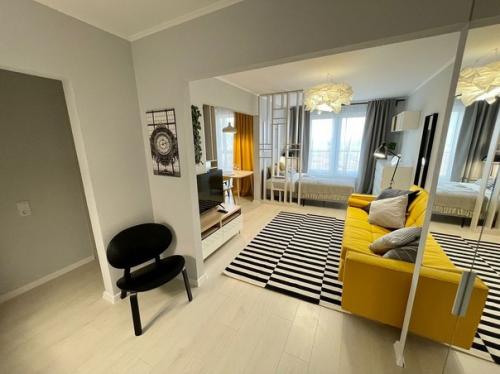 Свежий и яркий дизайн квартиры, где большинство вещей в интерьере куплены в одном магазине, как вы думаете, в каком. 06