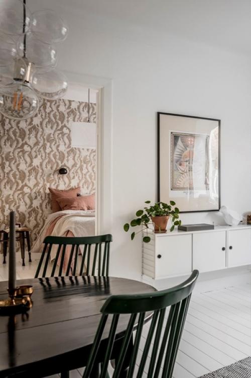 Скандинавская квартира, оформленная в мягких оттенках, но с активными обоями и зелёными стульями. 03