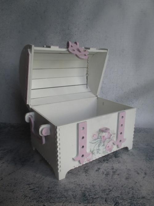 Деревянный сундучок выполненный в стиле шебби шик. 03