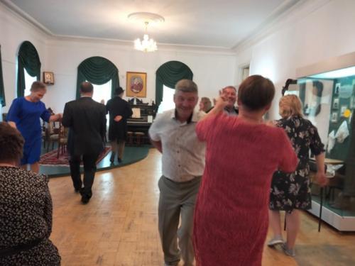 В гостиной усадьбы Березиных состоялся бал, приуроченный к 35-летию свадьбы Валерия и Светланы. 04