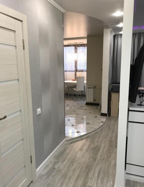 Вы только обратите внимание на размеры дивана в гостиной. 03