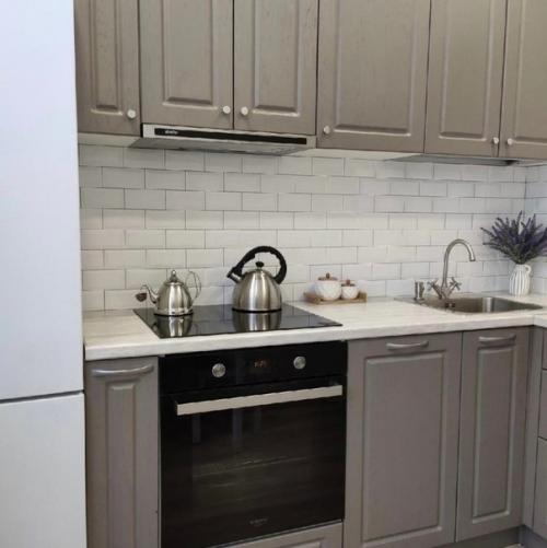 Небольшая кухня. В приятном сочетании цветов. 02