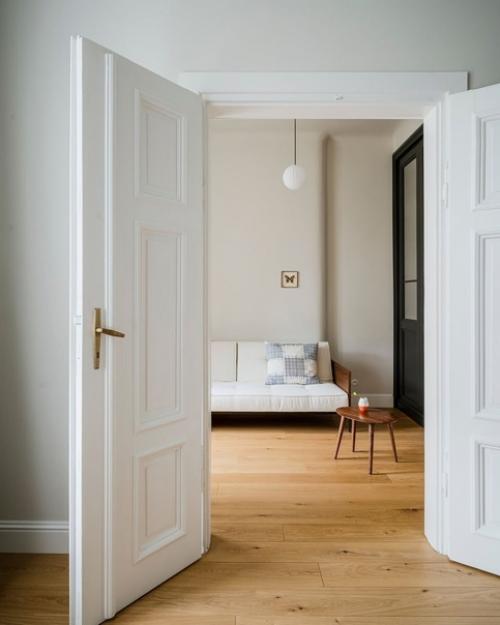 Дизайнер марта храпка в своем проекте объединила монохромные черно-белые оттенки с теплыми элементами светлого и темного дерева. 05