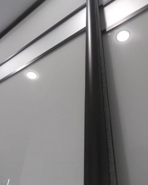 До ремонт тут у нас стояла стандартная прихожка и комод. 08