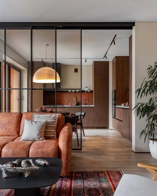 Дизайнер Элия рудт оформила квартиру в Калининграде, соединив в проекте яркие этнические детали и практичные решения. 01