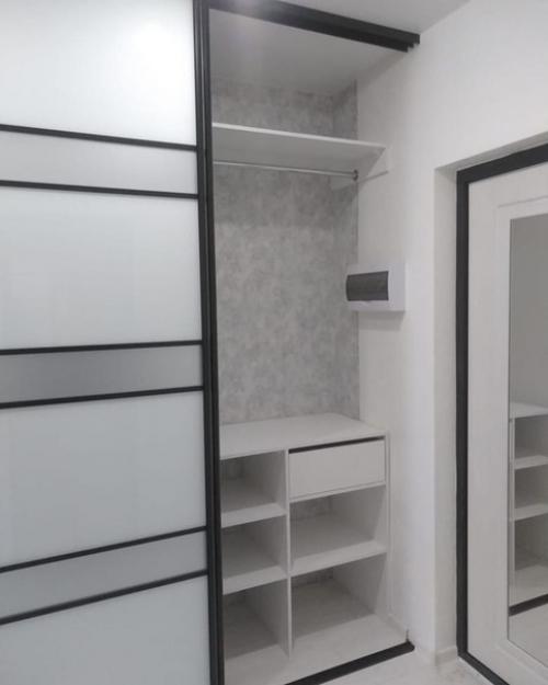 До ремонт тут у нас стояла стандартная прихожка и комод. 02