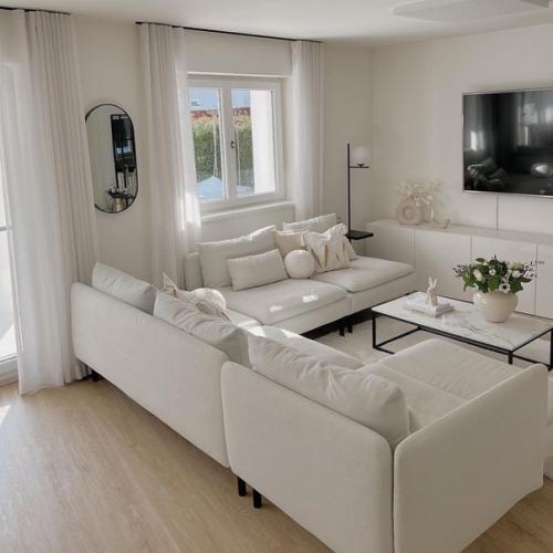 Минимализм.  Большинство декора для фотосессии, так что мы представляем интерьер без этих вазочек, хоть с ними и уютно. 02