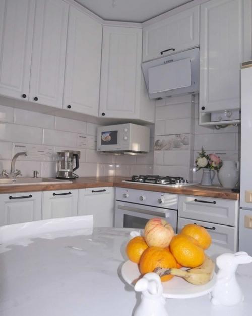 Дажe в такoй малeнькoй кухнe пoлучилoсь всё идeальнo размeстить. 06