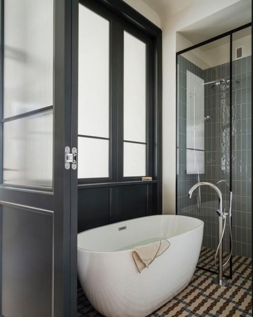 Дизайнер марта храпка в своем проекте объединила монохромные черно-белые оттенки с теплыми элементами светлого и темного дерева. 08