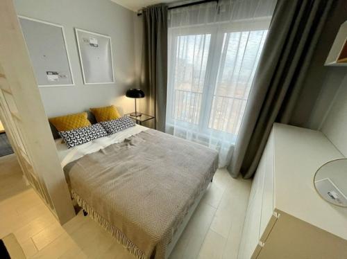 Свежий и яркий дизайн квартиры, где большинство вещей в интерьере куплены в одном магазине, как вы думаете, в каком. 07