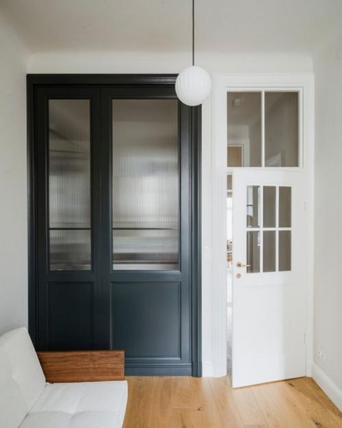 Дизайнер марта храпка в своем проекте объединила монохромные черно-белые оттенки с теплыми элементами светлого и темного дерева. 04