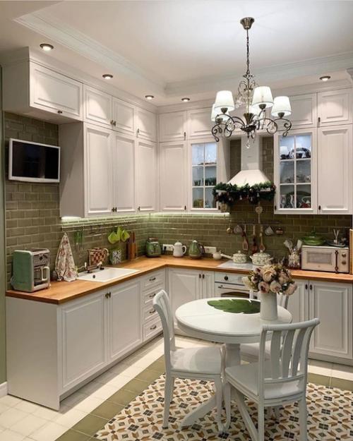 Красивое сочетание зелёного фартука и белой кухни. 02