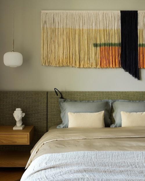 Квартира площадью 175 метров расположена в обручевском районе на юге Москвы, на 36 этаже новостройки. 09