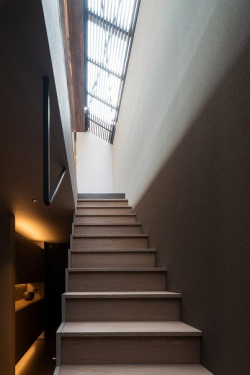 Два консольных объема из контрастных материалов образуют Laxus, новый дом, спроектированный японской студией Apollo Architects & Associates. 05