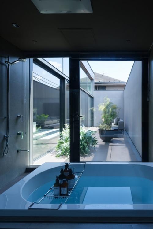 Два консольных объема из контрастных материалов образуют Laxus, новый дом, спроектированный японской студией Apollo Architects & Associates. 06