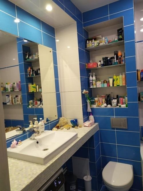 Ванная комната от подписчиков интересно, они успевают пользоваться всеми этими баночками или они для красоты стоят? 01