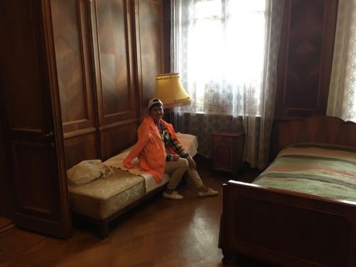 Дача расположена повыше над уровнем моря, утопает в зелени, чтобы не видно было их с берега. 03