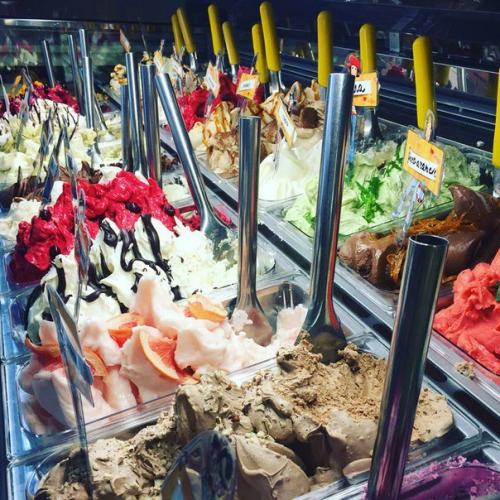 Caffe' 500 с двумя десятками видов мороженого и ретроавтомобилем внутри. 02