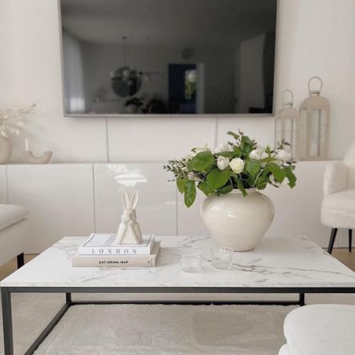 Минимализм.  Большинство декора для фотосессии, так что мы представляем интерьер без этих вазочек, хоть с ними и уютно. 01