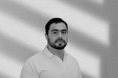 Меня зовут нарек, я - ведущий менеджер по работе с дизайнерами в компании Corps. 

