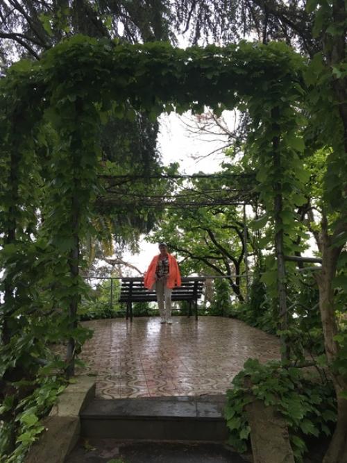 Дача расположена повыше над уровнем моря, утопает в зелени, чтобы не видно было их с берега. 05