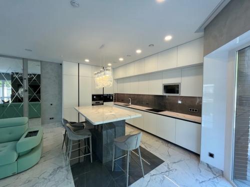 Вот такая белая красавица во Всеволожске поселилась. 01