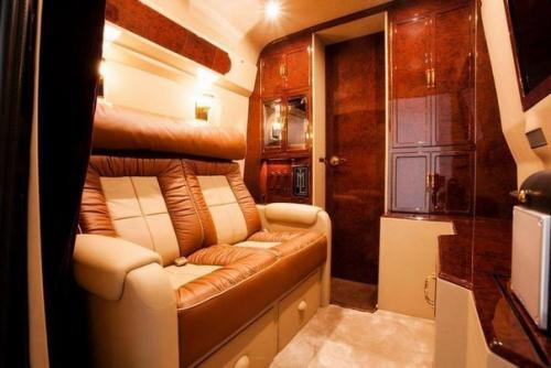 Разное люксовый микроавтобус от Lexani Motorcars с двумя Ipad, Mac Mini и Apple TV обойдется в 32, 5 млн рублей. 06