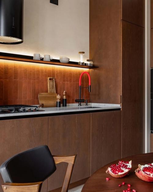 Дизайнер Элия рудт оформила квартиру в Калининграде, соединив в проекте яркие этнические детали и практичные решения. 04