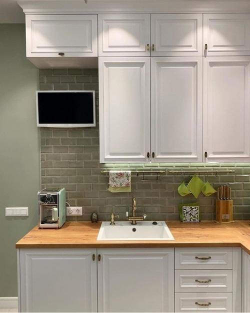 Красивое сочетание зелёного фартука и белой кухни. 04