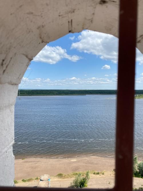 Таким образом, если вы ещё не были на балконе старой башни, обязательно рекомендую подняться и полюбоваться потрясающими видами Камы. 01