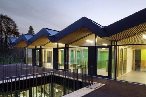 Детский сад, построенный на исторической территории в марбурге, тесно связан с традициями этого университетского города. 02