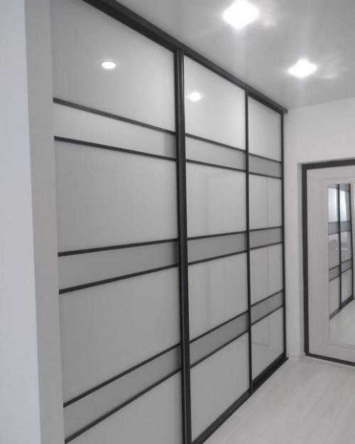 До ремонт тут у нас стояла стандартная прихожка и комод. 07