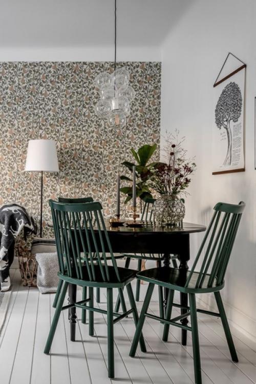 Скандинавская квартира, оформленная в мягких оттенках, но с активными обоями и зелёными стульями. 01