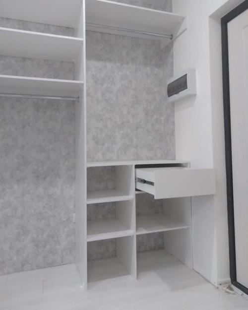 До ремонт тут у нас стояла стандартная прихожка и комод. 04