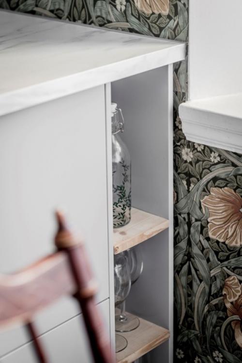 Скандинавская квартира, оформленная в мягких оттенках, но с активными обоями и зелёными стульями. 08