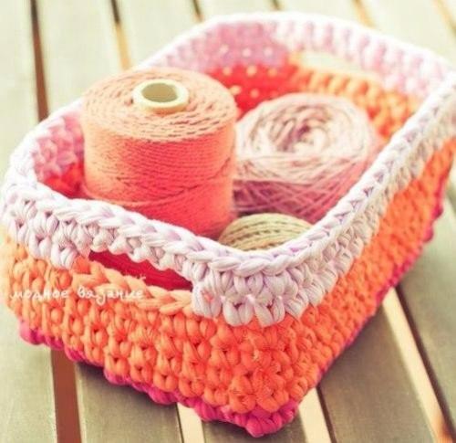 Корзинка из ниток спагетти крючком.
