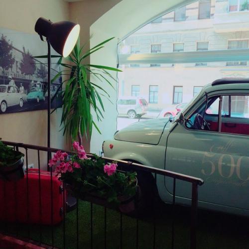 Caffe' 500 с двумя десятками видов мороженого и ретроавтомобилем внутри. 01