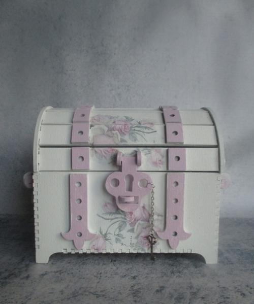 Деревянный сундучок выполненный в стиле шебби шик. 01
