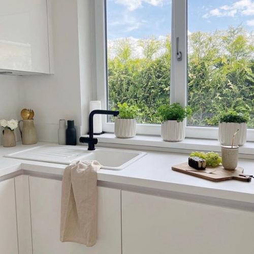 Минимализм.  Большинство декора для фотосессии, так что мы представляем интерьер без этих вазочек, хоть с ними и уютно. 07