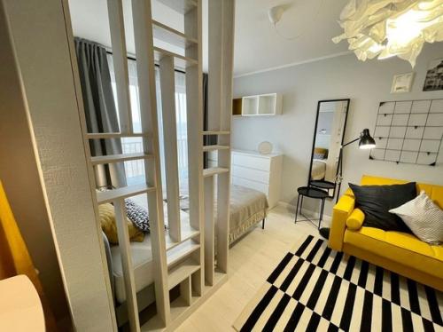 Свежий и яркий дизайн квартиры, где большинство вещей в интерьере куплены в одном магазине, как вы думаете, в каком. 05