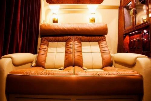 Разное люксовый микроавтобус от Lexani Motorcars с двумя Ipad, Mac Mini и Apple TV обойдется в 32, 5 млн рублей. 01