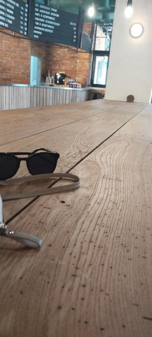 Несказанное удивление интерьером заведения - деревянная лодка - светильник, сети, морские валуны, много массива, ну а кухня! 02